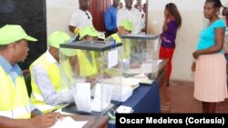 Un bureau de vote sur le petit archipel africain de Sao Tomé, le 7 août 2016 (VOA). 