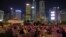 人們在香港的一個戶外公園裡看電影。 (2020年11月10日)