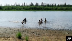 Anak-anak bermain di Danau Krugloe di pinggiran kota Verkhoyansk, Siberia, Rusia pada musim panas lalu (foto: ilustrasi). 