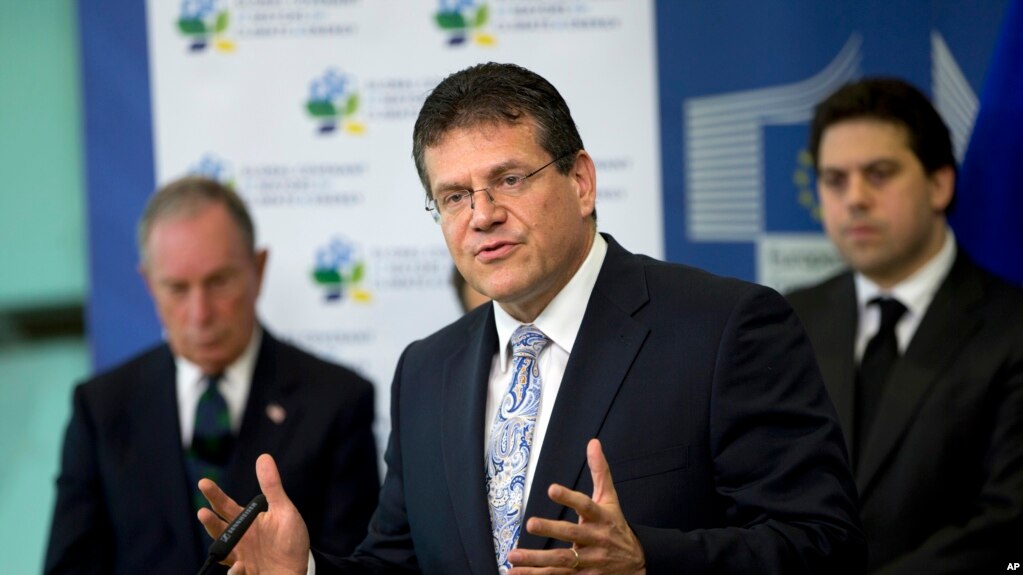 Ông Maros Sefcovic (giữa), ủy viên Ủy ban Châu Âu, tại một cuộc họp báo (ảnh tư liệu, tháng 6/2016)
