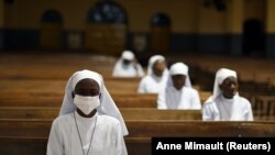 Des religieuses assistent à la messe de la dernière Cène dans une cathédrale presque vide pendant la pandémie de coronavirus (COVID-19), à Ouagadougou, Burkina Faso, le 9 avril 2020. Photo prise le 9 avril 2020. REUTERS / Anne Mimault 