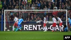 Le défenseur de Marseille, Rolando, marque un but lors du match retour de la demi-finale de l’Europa League à Salzbourg, Autriche, le 3 mai 2018.