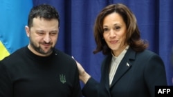 El presidente ucraniano Volodymyr Zelensky y la vicepresidenta estadounidense Kamala Harris sonríen durante una conferencia de prensa en Munich, Alemania, este sábado 17 de febrero.