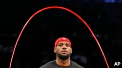 LeBron James des Cleveland Cavaliers s'échauffe avant un match de NBA, décembre 2014. (AP)