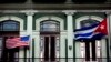 美國與古巴國旗在哈瓦那一酒店前並列。(2015年1月19日資料照)