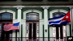 Quốc kỳ Cuba và Mỹ trên ban công của khách sạn Saratoga ở Havana. 