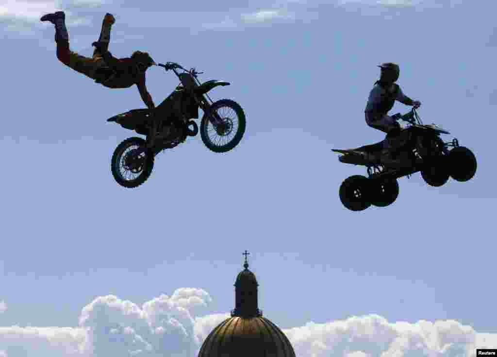 Participants perform stunts in front of St. Isaac&#39;s Cathedral during a festival of youth street culture in St.Petersburg, Russia, June 28, 2014. 