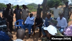 Les autorités somaliennes et les forces de sécurité en réunion après une attaque qui a permis de tuer le cerveau de l’attaque qui avait fait 148 morts en 2015 à l’université de Garissa, Somalie, 1e juin 2016. VOA/Ksimayo