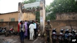 Security officers stand guard in front of a polling station during the Presidential elections in Bamako, Mali, July 29, 2018. 