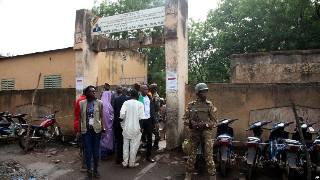 Security officers stand guard in front of a polling station during the Presidential elections in Bamako, Mali, July 29, 2018. 