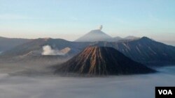 Gunung Bromo (2.392 meter) di Jawa Timur merupakan gunung berapi yang masih aktif.