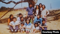 Tác giả mặc áo màu xanh biển, ngồi bên phải, chụp hình kỉ niệm với bạn trong Camp Pendleton năm 1975 (ảnh Bùi Văn Phú)