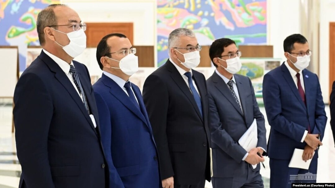 Chapdan Bosh vazir Abdulla Aripov, Prezident Admiistratsiyasi rahbari Zaynilobiddin Nizomiddinov va O'zbekiston iqtisodiyoti va moliya sektori uchun mas'ul vazirlar va maslahatchilar, Toshkent, 5-iyul 