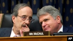 El presidente del Comité de Relaciones Exteriores de la Cámara de Representantes, Eliot Engel, demócrata por Nueva York (izq.), conversa con el legislador de Texas Michael McCaul, republicano de mayor rango en el panel, durante una audiencia. Washington, 13 de febrero de 2019.