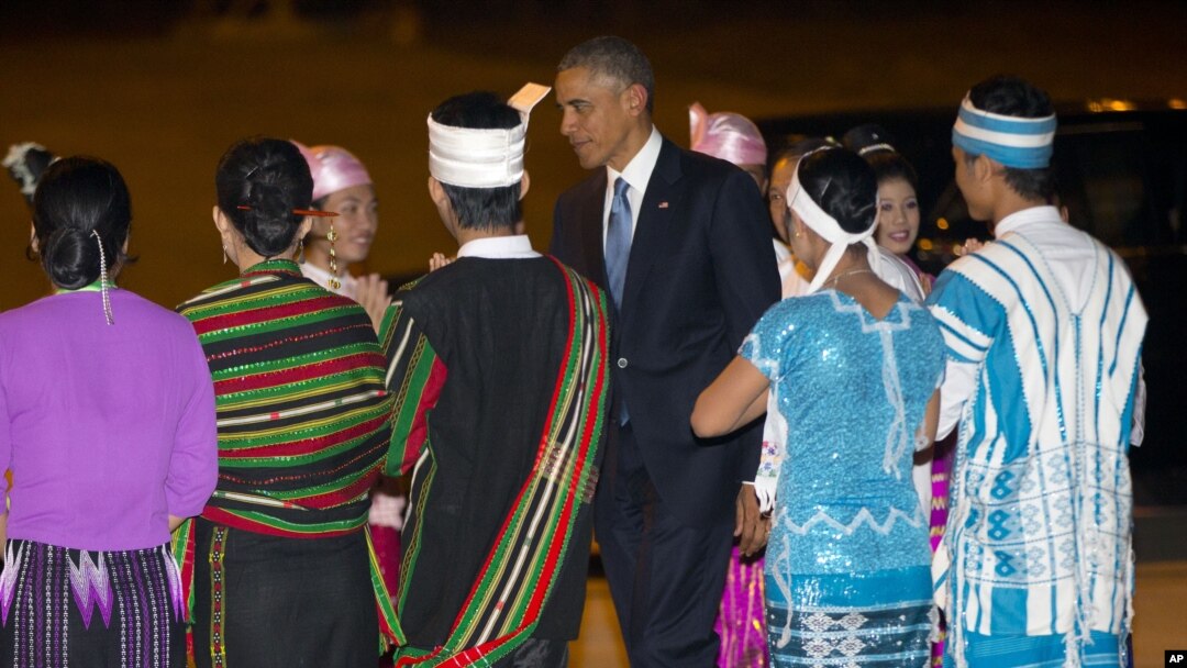 Presiden AS Barack Obama tiba di bandara Naypyitaw di Myanmar hari Rabu malam (12/11).