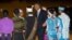 Prezident Barak Obamani Myanma poytaxti Neypido xalqaro aeroportida kutib olishmoqda, 12-noyabr, 2014-yil