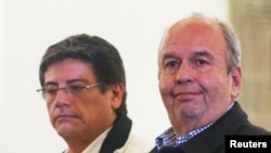 El ministro de gobierno de Bolivia, Arturo Murillo, (d) informó la detención de cuatro "presuntos médicos cubanos" en el país con dinero para apoyar a movimientos sociales.