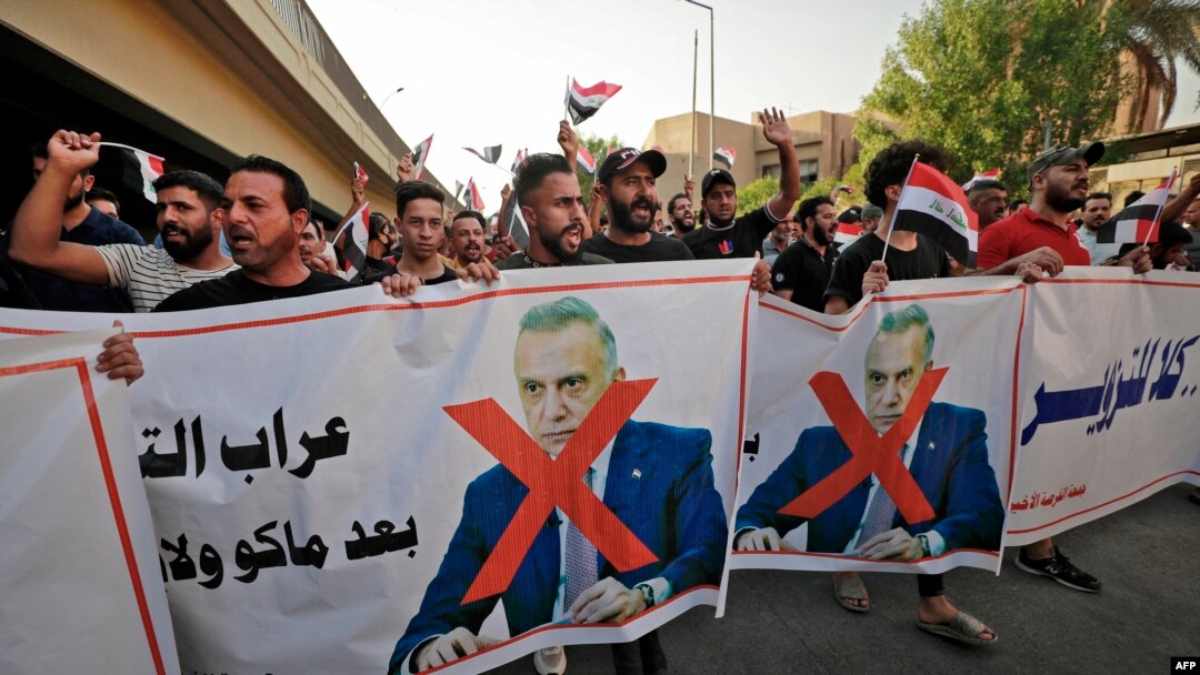 Aksi protes hasil pemilu di dekat pintu masuk kawasan Hijau di Baghdad, Irak, 5 November 2021. (Ahmad AL-RUBAYE / AFP)