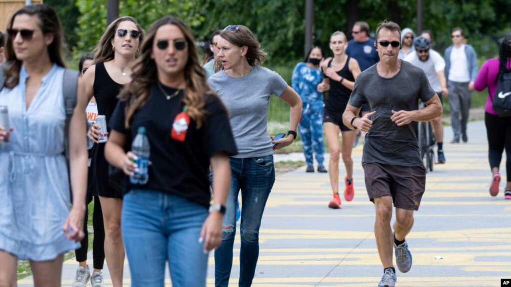 人们不戴口罩走在亚特兰大的环城步道上。(2021年5月14日)(photo:VOA)