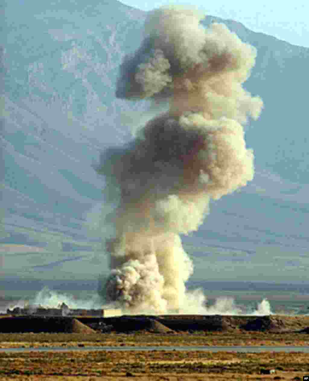 2001年10月27日，巴格拉姆机场附近的塔利班控制地区一个村庄冒出滚滚浓烟。这里位于喀布尔以北20公里。
