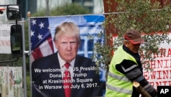 波兰华沙克拉辛斯基广场上竖起的美国总统川普的画像，川普总统将于7月6日在这里发表讲话。（2017年7月4日）