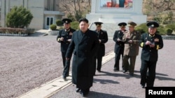 Pemimpin Korea Utara, Kim Jong Un saat memeriksa pasukan Angkatan Laut Korea Utara di Pyongyang (4/4). 