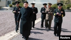 Pemimpin Korea Utara Kim Jong Un menginspeksi sebuah unit angkatan bersenjatanya dalam sebuah foto tak bertanggal yang dirilis oleh kantor berita pemerintah Korea Utara, di Pyongyang.