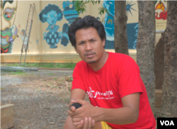 លោក ព្រាប ប៉ូច សិល្បករសៀក នៃក្រុមហ្វារ ល្ខោនសៀកកម្ពុជា ខេត្តបាត់ដំបង ថ្ងៃទី១៦ ខែមិថុនា ឆ្នាំ២០២០។ (ខាន់ សុគុំមនោ/វីអូអេ)