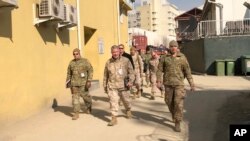 Đại tướng TQLC Mỹ Frank McKenzie, ở giữa, Tư lệnh hàng đầu của quân đội Mỹ ở Trung Đông, bất ngờ tới thăm Afghanistan ngày 31/1/2020 tại Kabul. (AP Photos/Lolita Baldor)