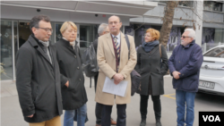 Predstavnici akademske zajednice zatražili su ostavke celokupnog vrha Radiotelevizije Srbije na protestu ispred sedišta javnog servisa, 12. februara 2020. (Foto: Rade Ranković, VoA)