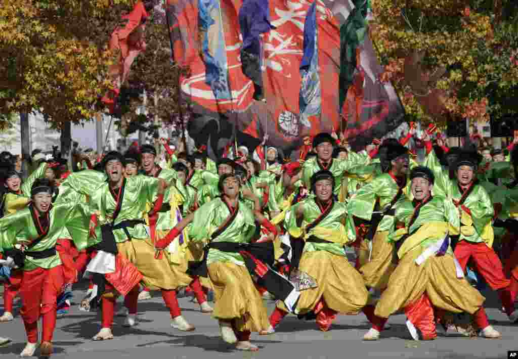 일본 도쿄에서 열린 연례 '요사코이 축제'에서 참가자들이 춤을 추며 행진을 하고있다.