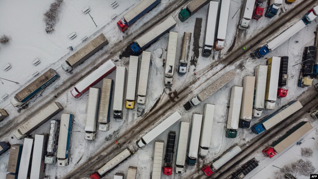 Snimak iz vazduha prikazuje ukrajinske kamione na parkingu pored poljsko-ukrajinskog graničnog prelaza Korczowa, 5. decembra 2023.