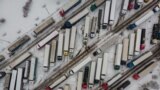 Snimak iz vazduha prikazuje ukrajinske kamione na parkingu pored poljsko-ukrajinskog graničnog prelaza Korczowa, 5. decembra 2023.