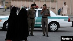 Polisi Arab Saudi di Riyadh (foto: ilustrasi). Kantor HAM PBB prihatin tindakan keras terhadap pembela dan aktivis HAM, termasuk aktivis hak-hak perempuan di Arab Saudi. 