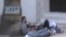 Una imágen capturada de un video amateur emitido por la cadena de noticias Shams, muestra personas heridas en Homs.