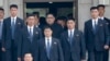 Pemimpin Korea Utara Kim Jong Un, tengah atas, dikawal oleh para penjaga saat tiba untuk pertemuan dengan Presiden Moon Jae-in di sisi Korea Utara Desa Panmunjom di Zona Demiliterisasi, 27 April 2018.