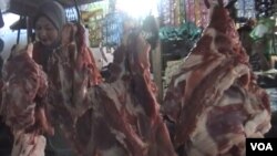 Harga daging sapi di Jawa Barat saat ini menyentuh harga jual tertinggi yaitu Rp 100.000 - Rp 150.000 perkilogram (foto: VOA/R. Teja Wulan).