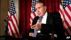 ARCHIVO - El exlíder de la mayoría del Senado Bob Dole habla después de recibir el Premio al Liderazgo McGovern-Dole en Capitol Hill en Washington, el 11 de diciembre de 2013.