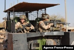 ARCHIVO - Soldados franceses de la fuerza Barkhane patrullan las calles de Tombuctú, en el norte de Malí, el 5 de diciembre de 2021. La fuerza militar antiyihadista de Francia en la región del Sahel, que involucra a más de 5.000 soldados, terminará en el primer trimestre de 2022.