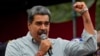 Presiden Venezuela Nicolas Maduro menyapa para pendukungnya yang berkumpul di Istana Kepresidenan di Caracas, Venezuela, pada 28 Agustus 2024. (Foto: AP/Ariana Cubillos)