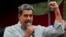 Presiden Venezuela Nicolas Maduro menyapa para pendukungnya yang berkumpul di Istana Kepresidenan di Caracas, Venezuela, pada 28 Agustus 2024. (Foto: AP/Ariana Cubillos)