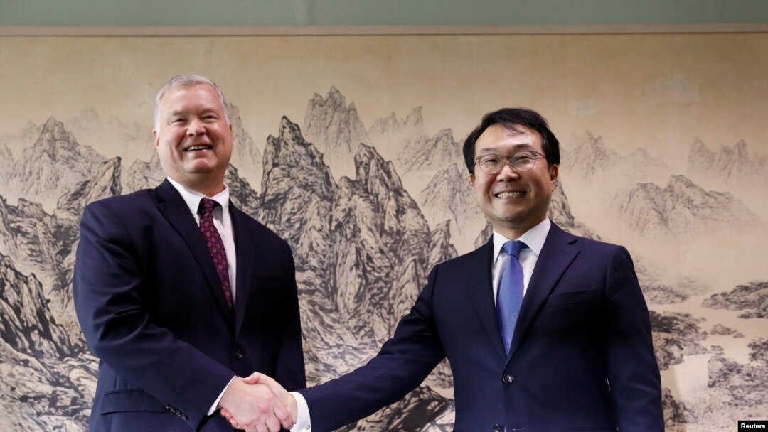 Utusan khusus AS untuk Korea Utara, Stephen Biegun (kiri) berjabat tangan dengan mitranya dari Korea Selatan Lee Do-hoon dalam pertemuan di Kementerian Luar Negeri di Seoul, Korea Selatan, 21 Agustus 2019.