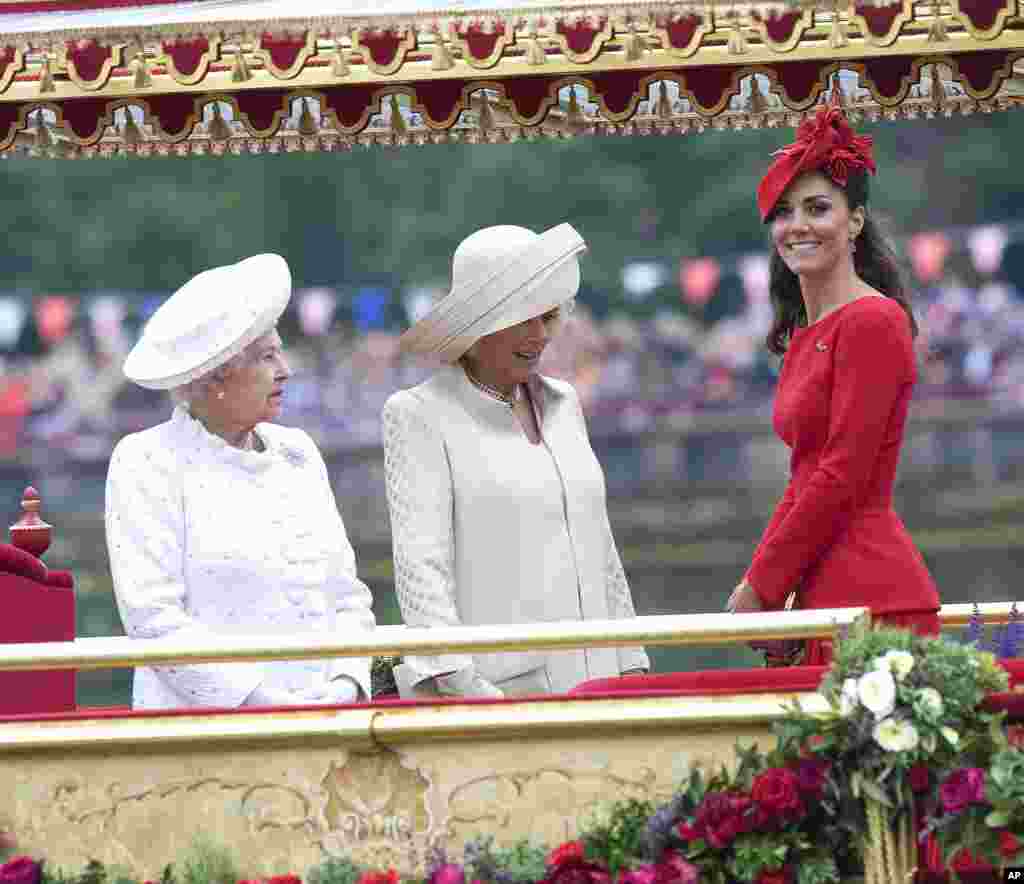 Duchess of Cambridge, Kate Middleton (kanan) Duchess of Cornwall, Camilla (tengah) dan Ratu Elizabeth II menyaksikan prosesi flotilla yang terdiri dari 1.000 perahu sebagai bagian dari perayaan 60 tahun tahta Ratu Elizabeth II.