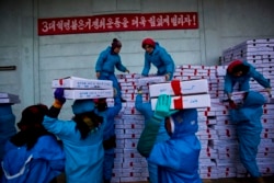 지난 2013년 라선 경제특구 수산시장의 북한 노동자들이 중국행 트럭에 해산물 상자를 싣고 있다.