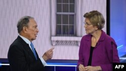 L'ancien maire de New York Mike Bloomberg et la sénatrice Elizabeth Warren du Massachusetts lors du débat de Las Vegas (Photo by Mark RALSTON / AFP)