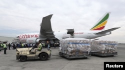 Un employé d'Ethiopian Airlines transporte un envoi de dons médicaux du milliardaire chinois Jack Ma et de la Fondation Alibaba pour les tests COVID-19, à l'aéroport international de Bole à Addis-Abeba, Éthiopie, le 22 mars 2020. REUTERS / Tiksa Negeri - RC2ZOF95SBCB