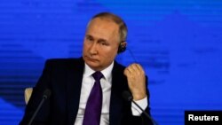 Presiden Rusia Vladimir Putin menghadiri konferensi pers akhir tahun di Moskow, pada 23 Desember 2021. (Foto: Reuters/Evgenia Novozhenina)