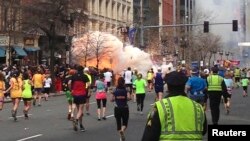 Sejumlah pelari peserta maraton Boston sedang menuju garis akhir ketika dua bom meledak secara simultan dalam pertandingan maraton yang terkenal itu pada 15 April 2013.