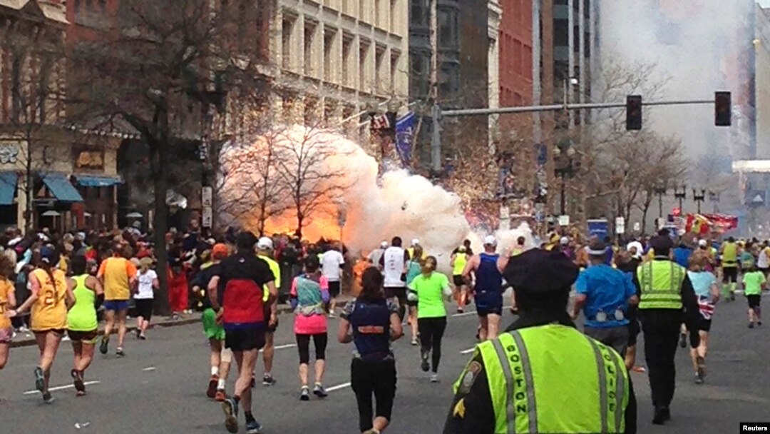 Suasana pemboman di dekat garis finish lomba lari "Marathon Boston", 15 April 2013 (Foto: dok).
