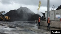 지난해 9월 러시아 나홋카 항에 석탄이 쌓여있다. 나홋카 항은 홀름스크 항과 함께 북한산 석탄 환적에 이용된 곳으로 지목됐다.